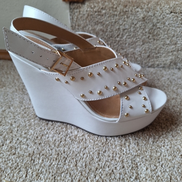 Schutz White Platform Wedge Gold Studs Open Toe Buckle Womens Size 8.5 - Picture 3 of 9